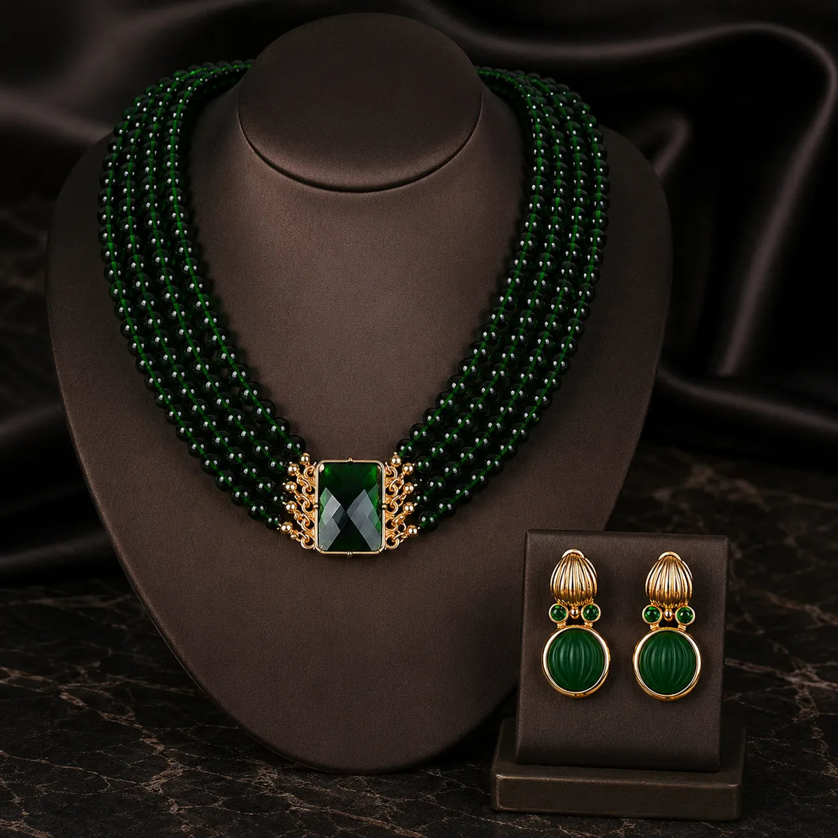 Parure de bijoux de luxe avec collier multi-rangs de perles vert émeraude et boucles d'oreilles