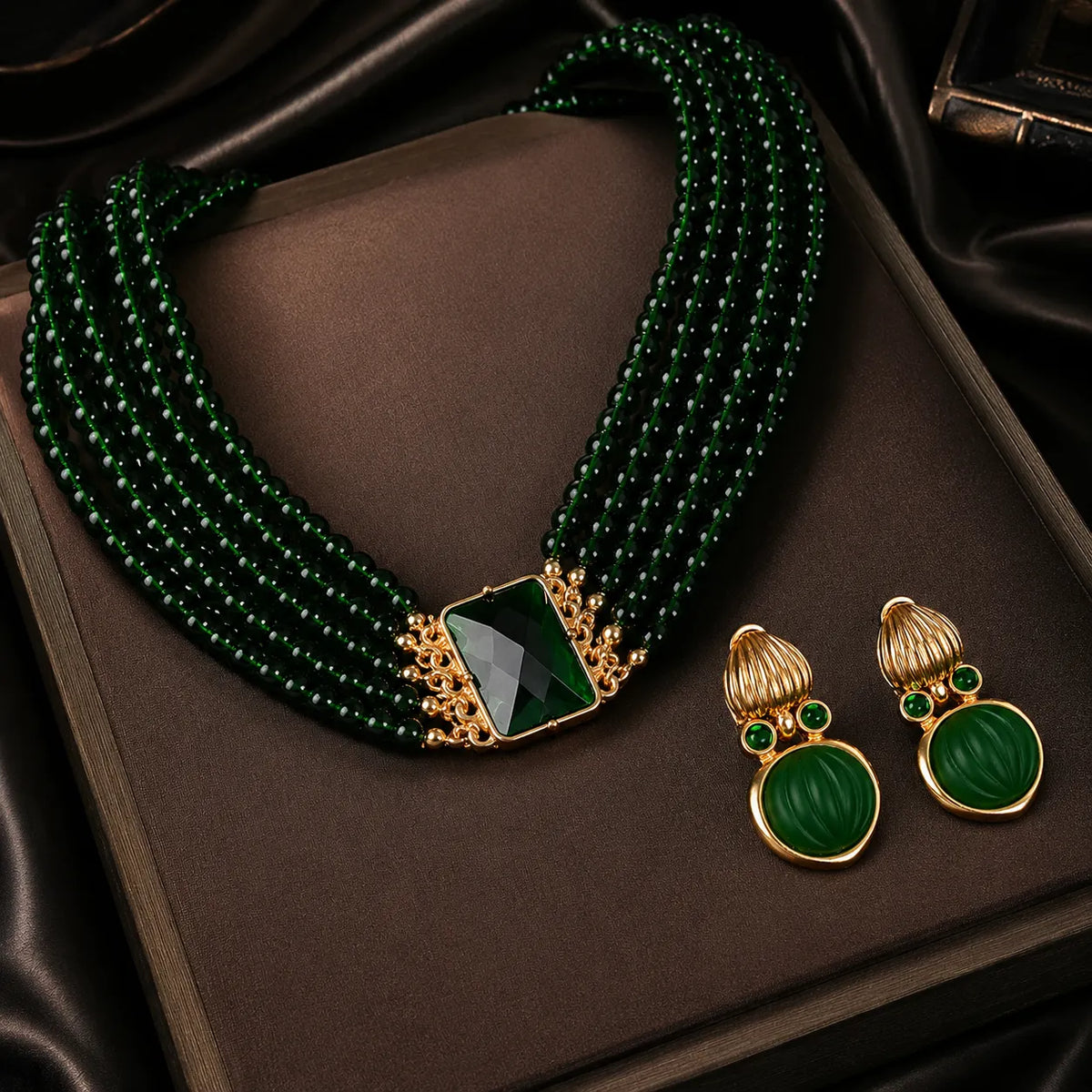 Parure de bijoux de luxe avec collier multi-rangs de perles vert émeraude et boucles d'oreilles