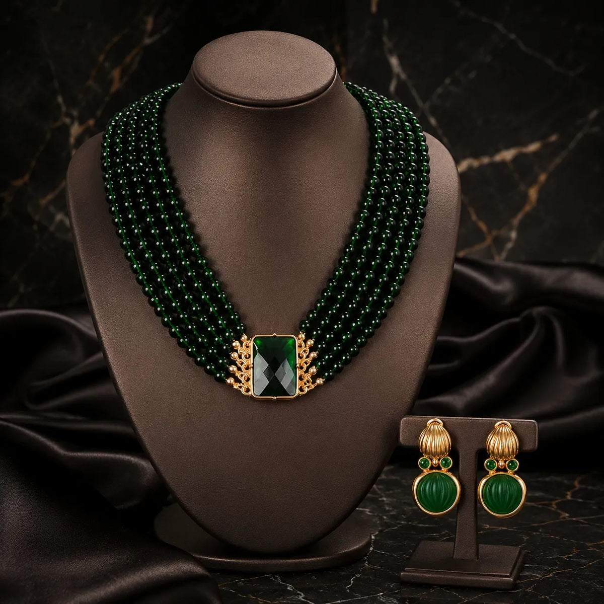 Parure de bijoux de luxe avec collier multi-rangs de perles vert émeraude et boucles d'oreilles