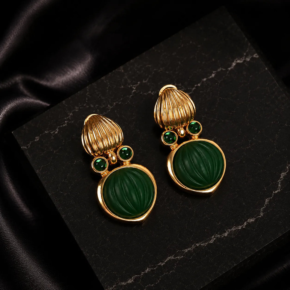Parure de bijoux de luxe avec collier multi-rangs de perles vert émeraude et boucles d'oreilles