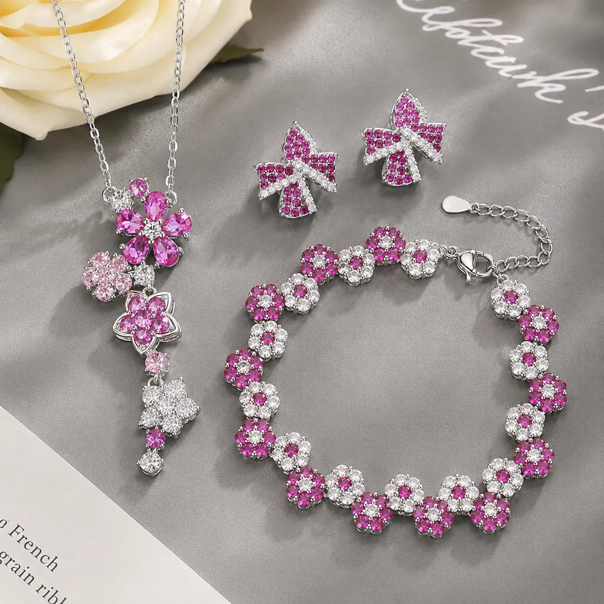 Parure de bijoux romantique avec collier, bracelet et boucles d'oreilles fleuris roses
