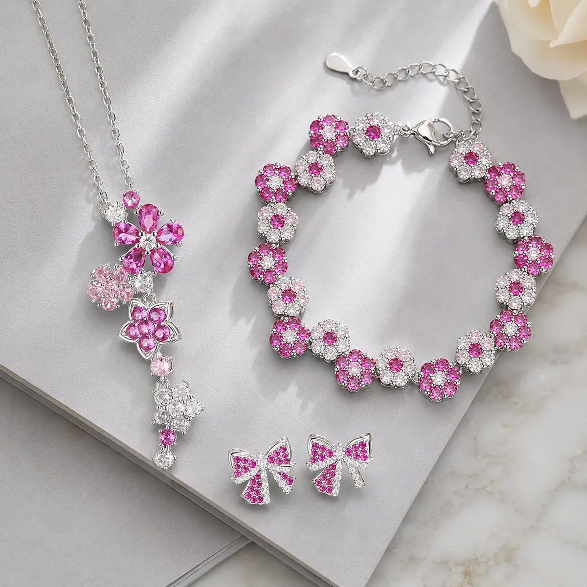 Parure de bijoux romantique avec collier, bracelet et boucles d'oreilles fleuris roses