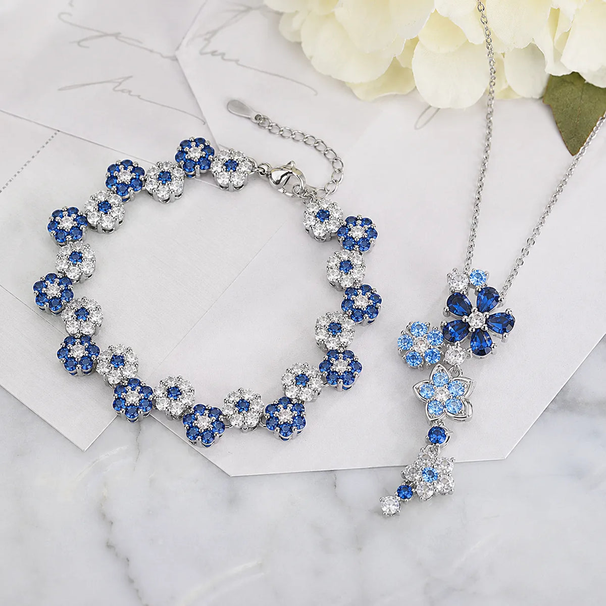 Parure de bijoux romantique avec collier, bracelet et boucles d'oreilles fleuris roses
