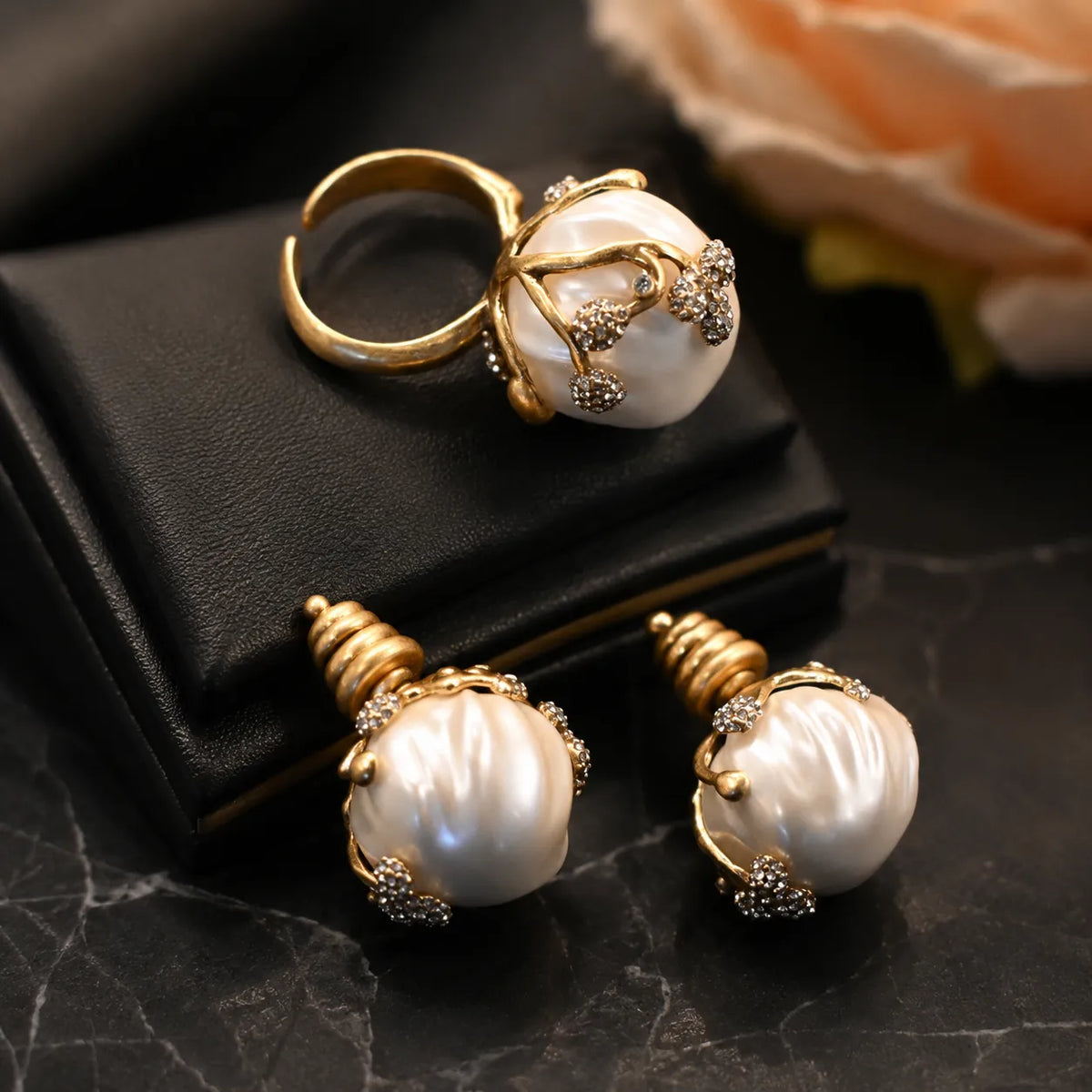 Parure de bijoux de luxe avec bague et boucles d'oreilles en perles baroques