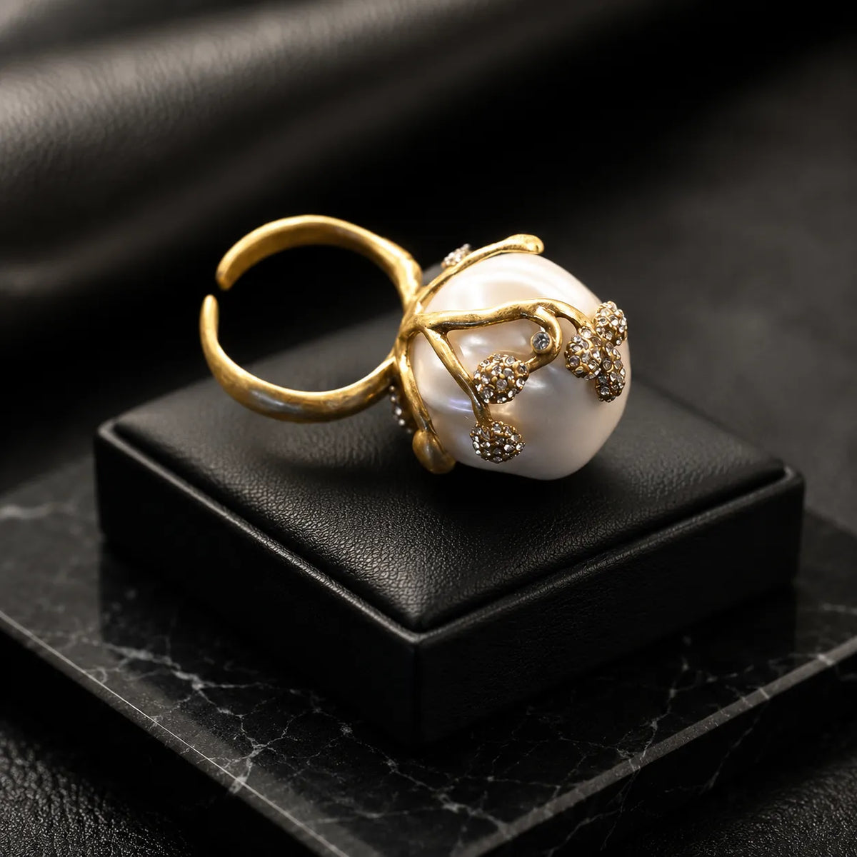 Parure de bijoux de luxe avec bague et boucles d'oreilles en perles baroques