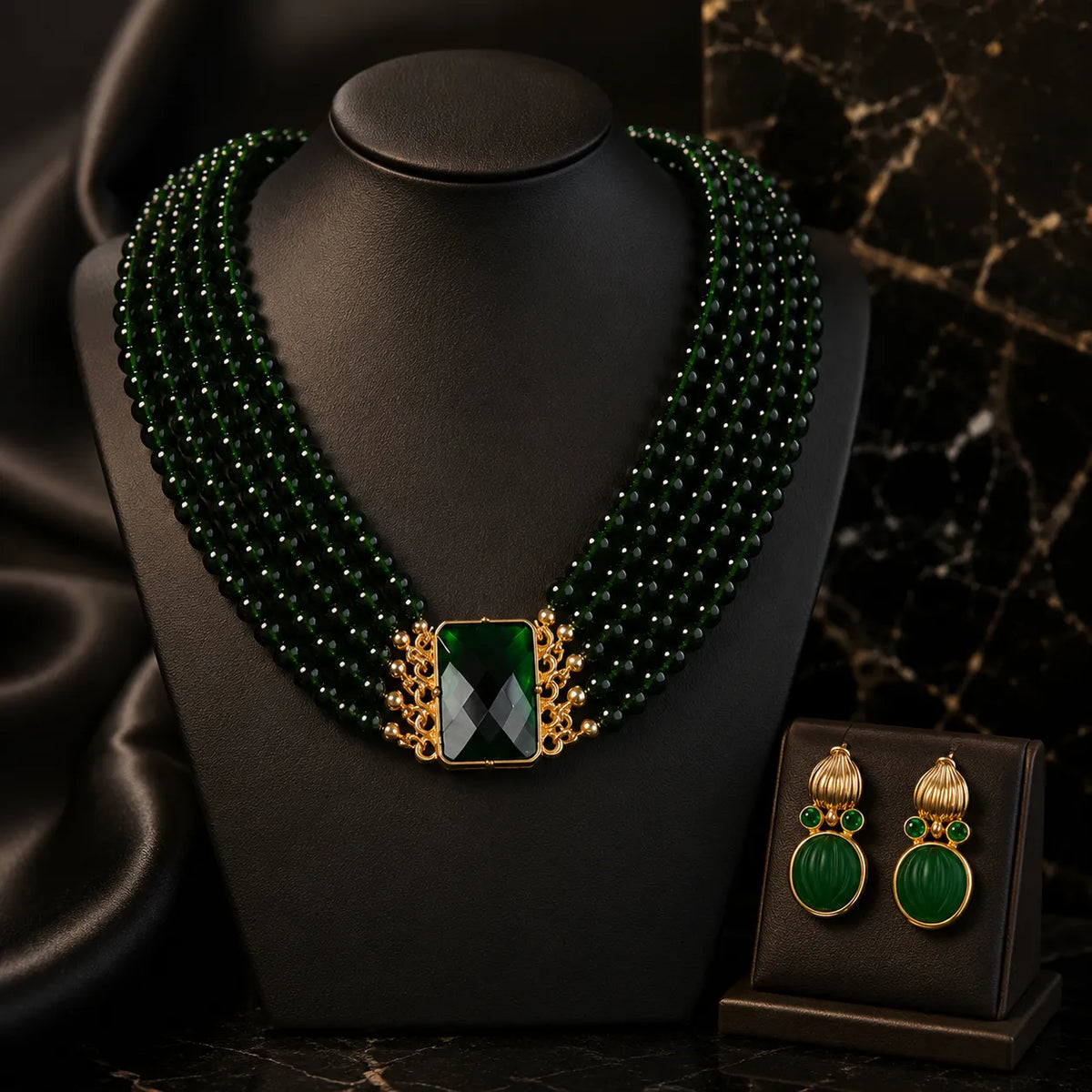 Vintage goldfarbenes Schmuckset mit grünem Stein (Halskette und Ohrringe)