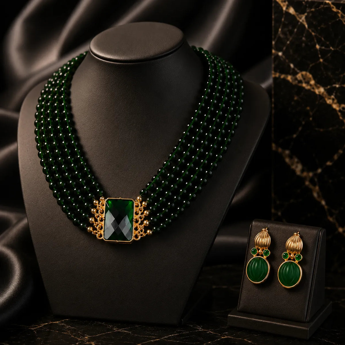 Vintage goldfarbenes Schmuckset mit grünem Stein (Halskette und Ohrringe)