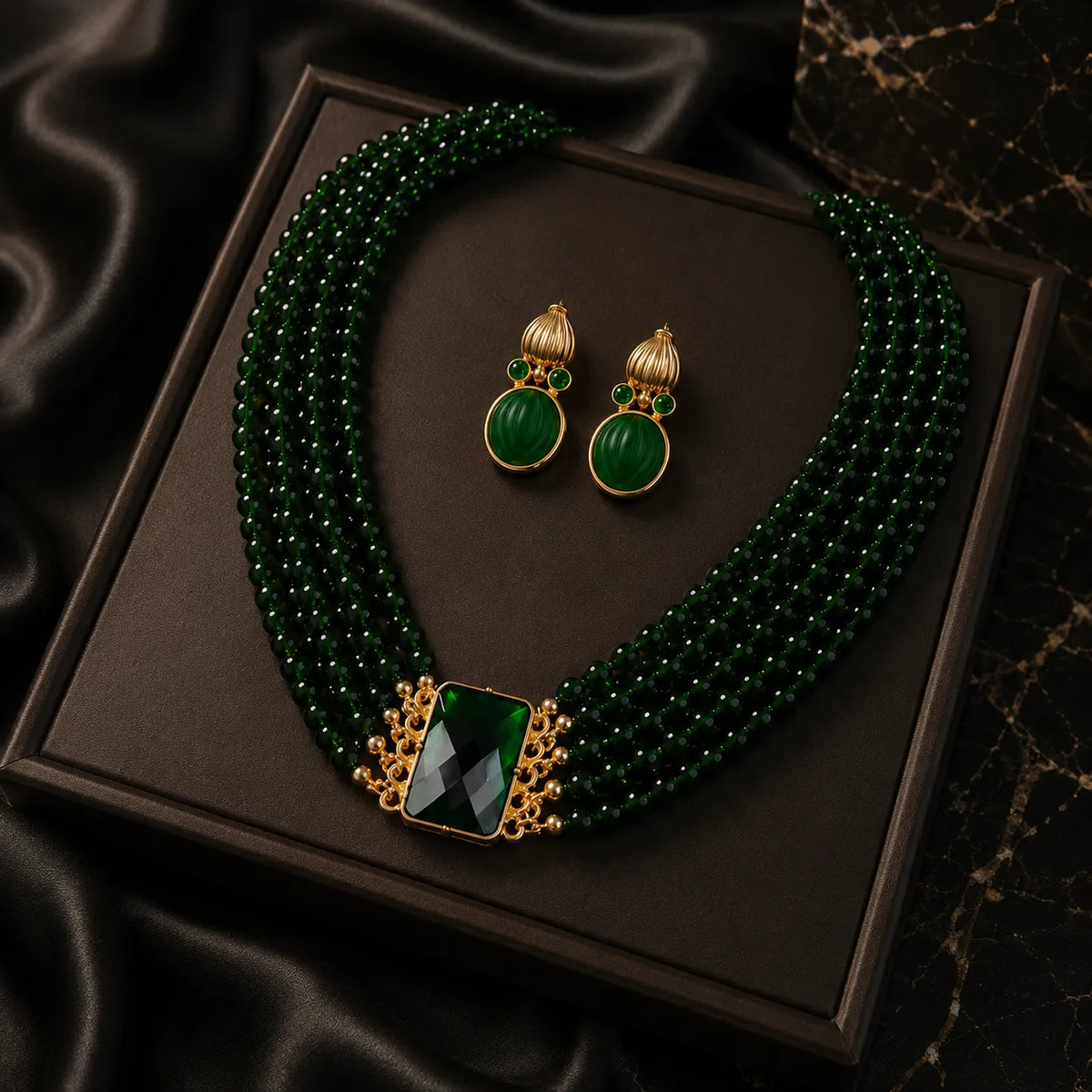 Vintage goldfarbenes Schmuckset mit grünem Stein (Halskette und Ohrringe)