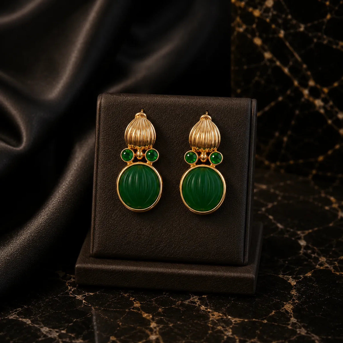 Vintage goldfarbenes Schmuckset mit grünem Stein (Halskette und Ohrringe)