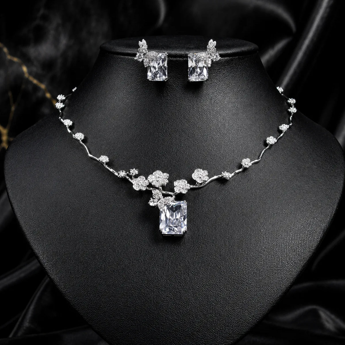 Nouvelle parure collier et boucles d'oreilles carrés rubis