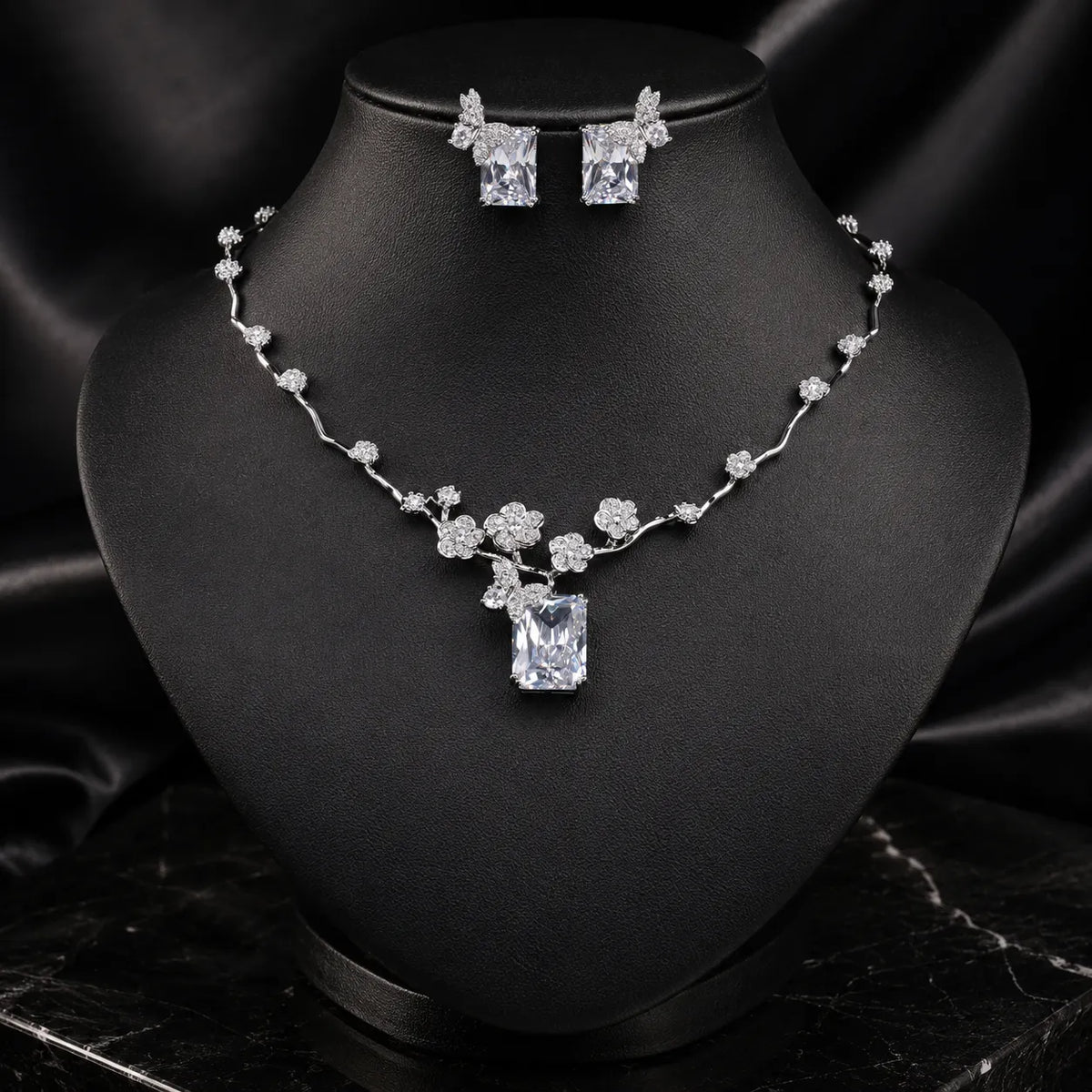 Nouvelle parure collier et boucles d'oreilles carrés rubis