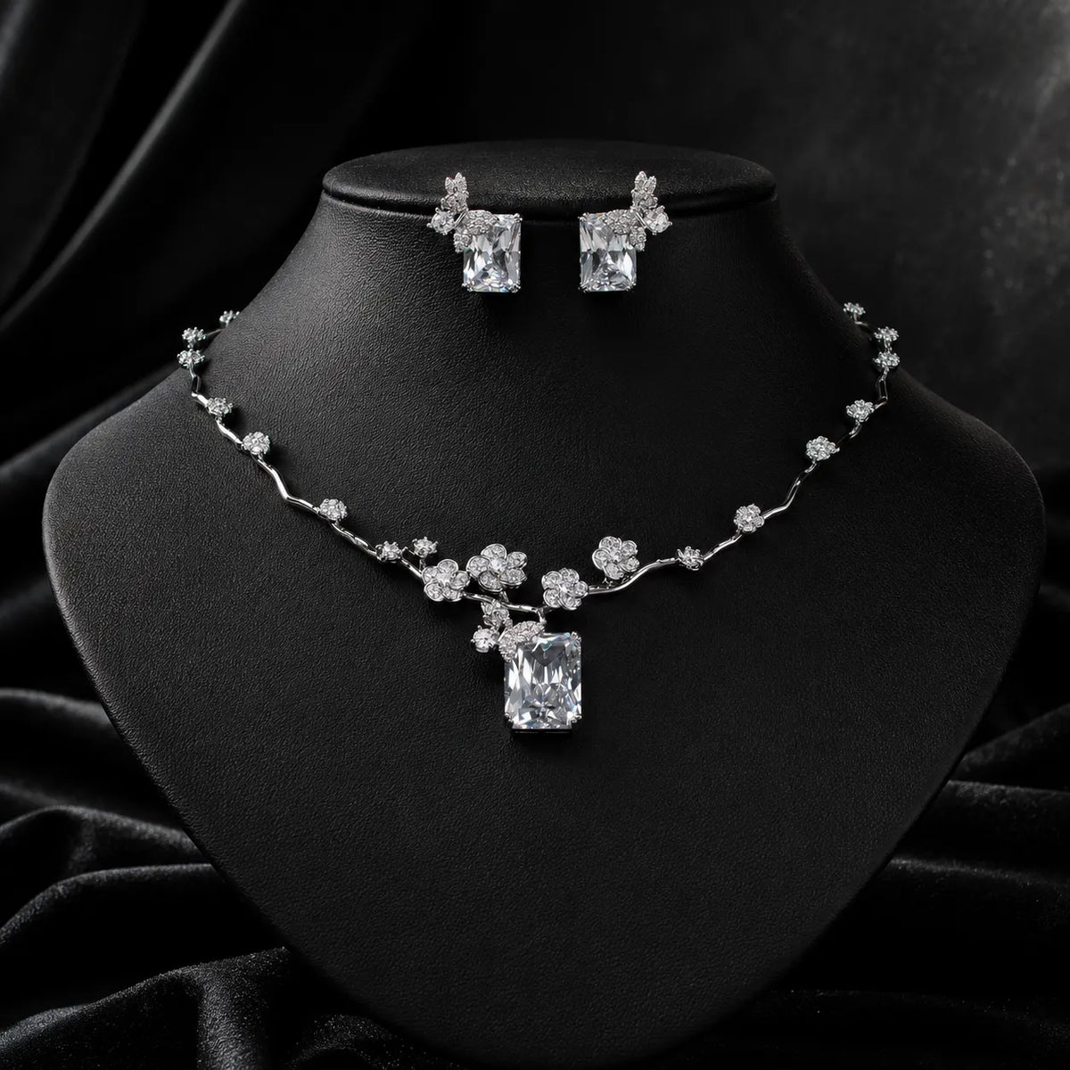 Nouvelle parure collier et boucles d'oreilles carrés rubis