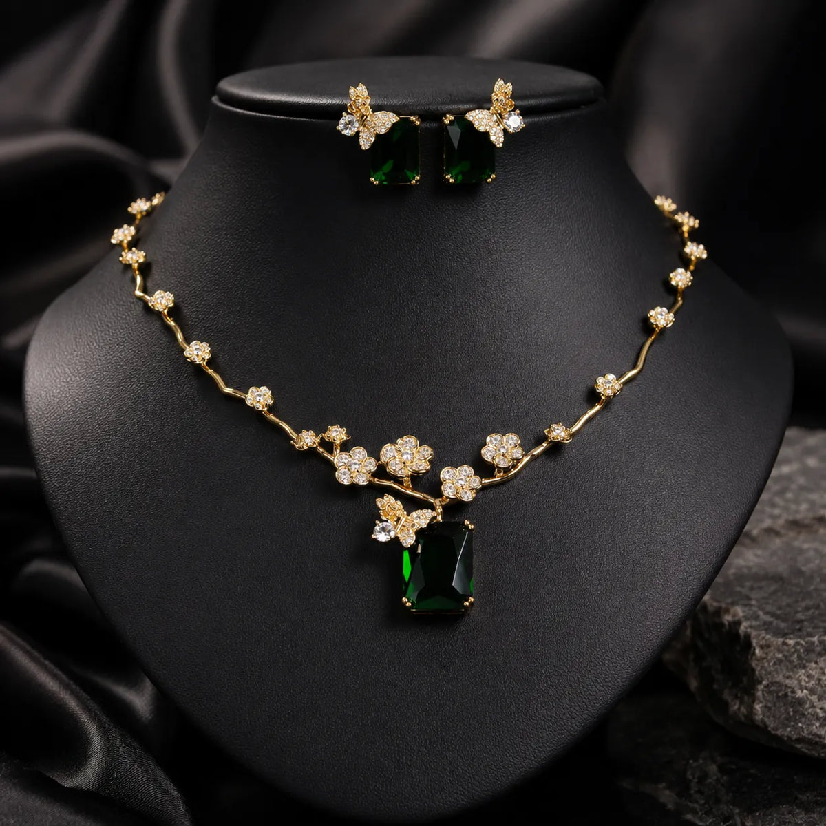 Nouvelle parure collier et boucles d'oreilles carrés rubis
