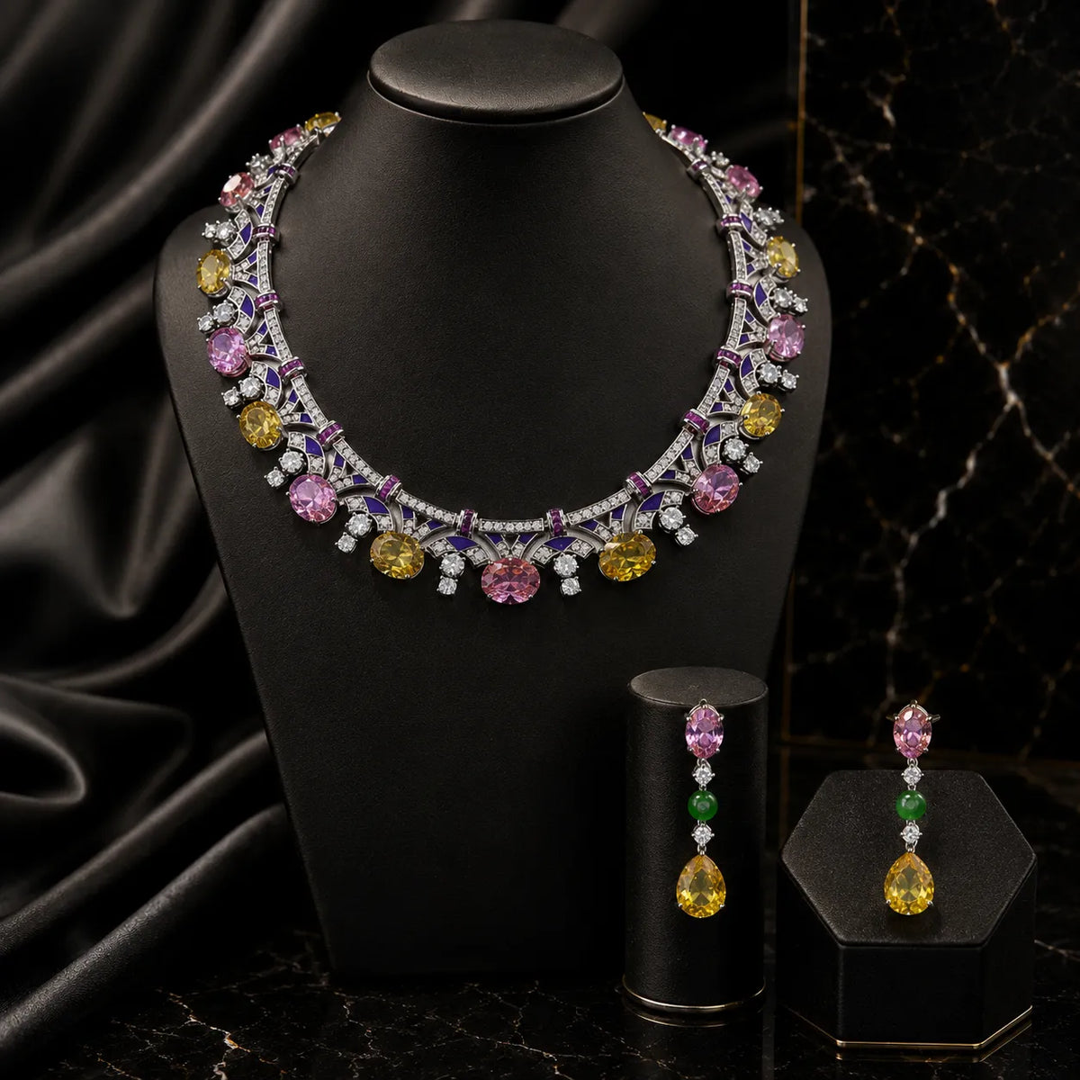 Collier en émail et pierres précieuses plaqué or