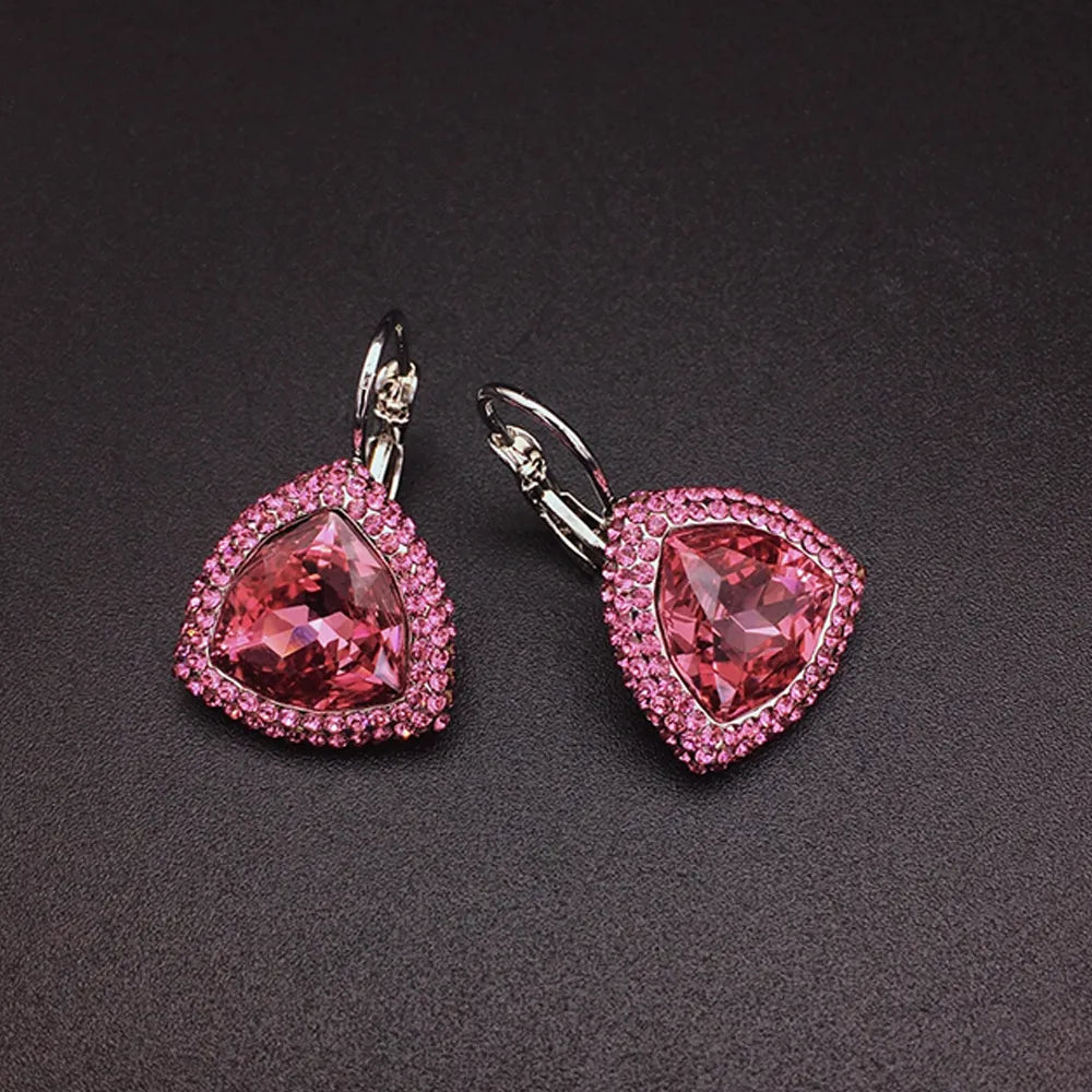 Boucles d'oreilles élégantes en forme de goutte violette avec détails en cristal étincelant