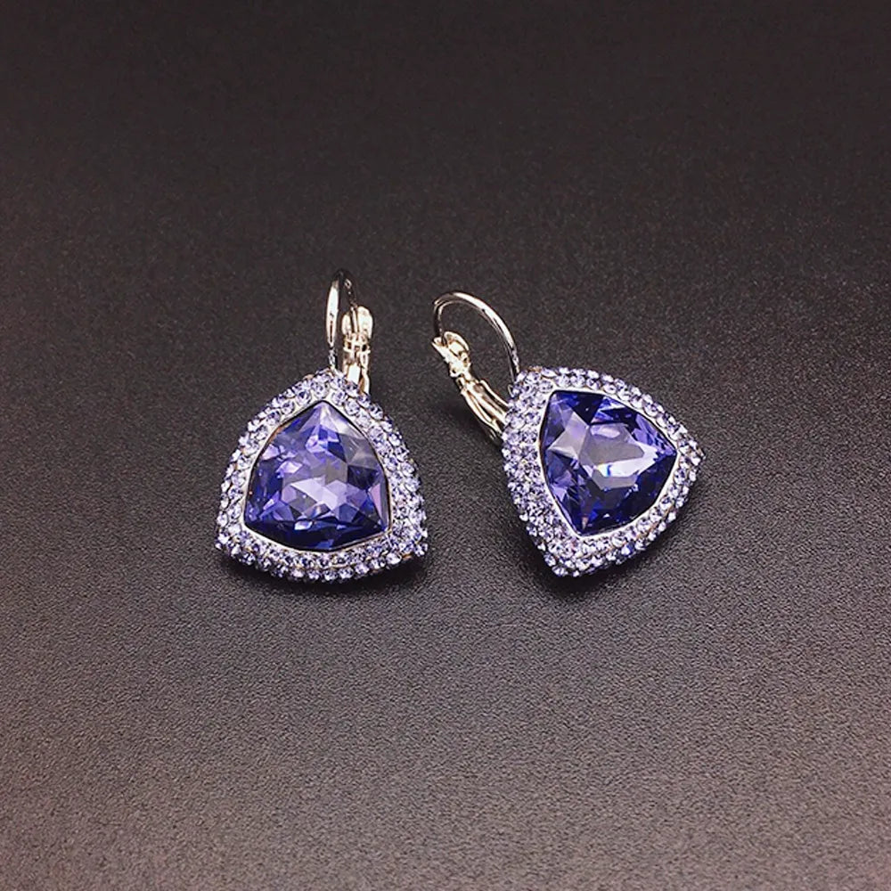 Boucles d'oreilles élégantes en forme de goutte violette avec détails en cristal étincelant