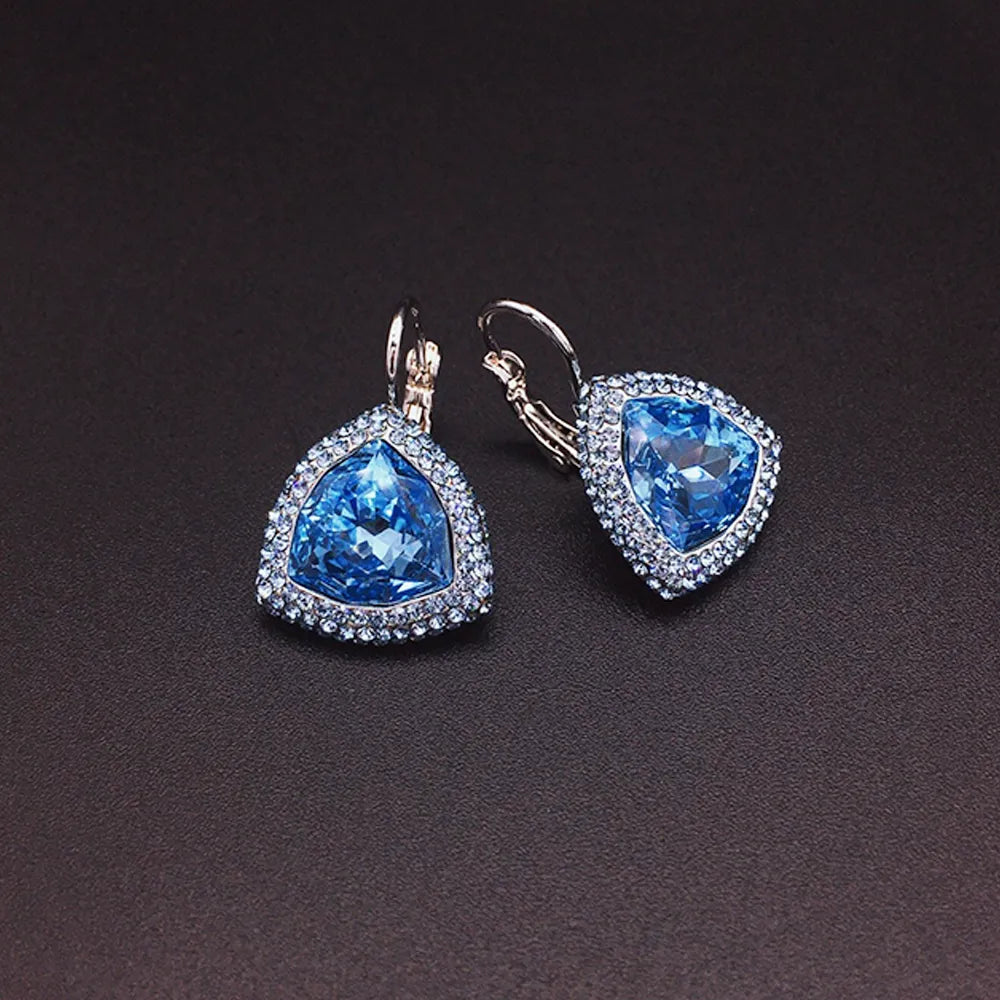 Boucles d'oreilles élégantes en forme de goutte violette avec détails en cristal étincelant