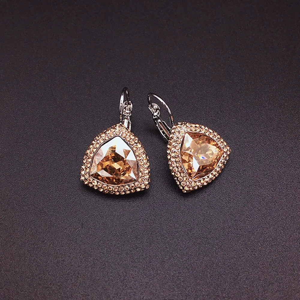 Boucles d'oreilles élégantes en forme de goutte violette avec détails en cristal étincelant