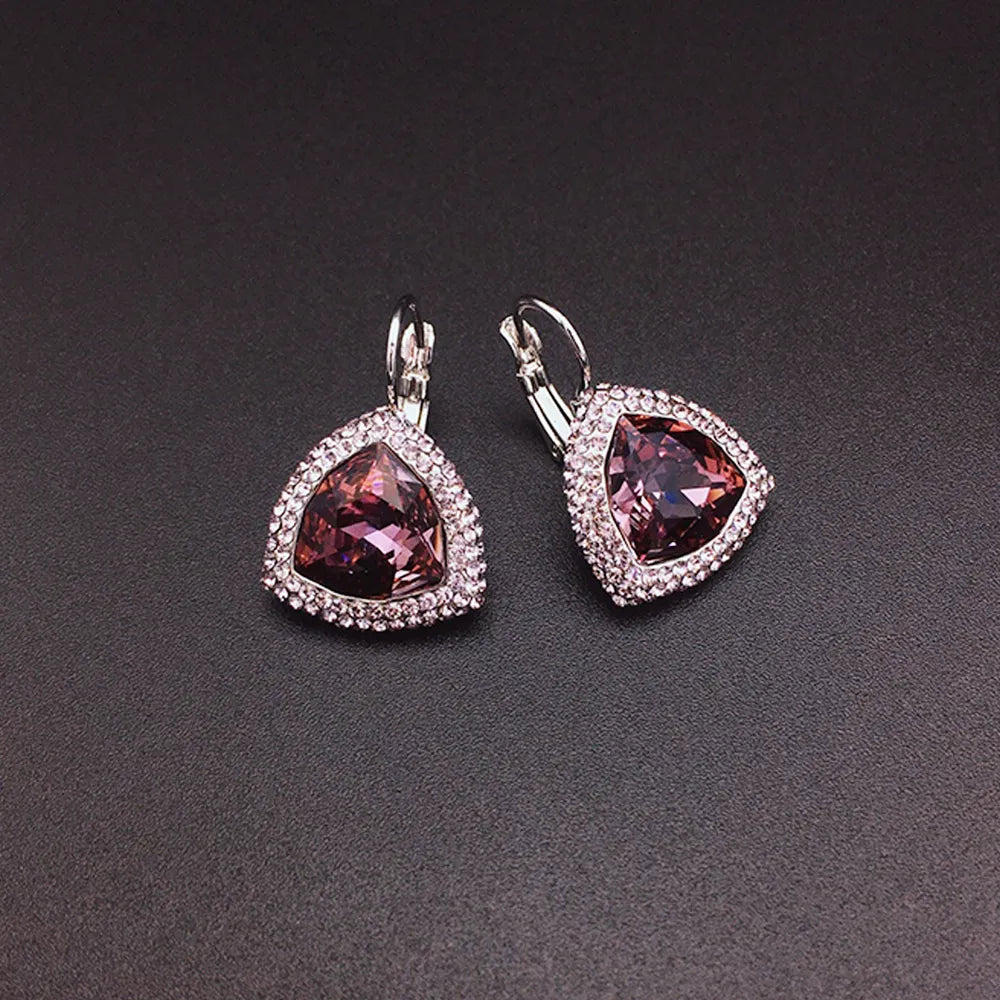 Boucles d'oreilles élégantes en forme de goutte violette avec détails en cristal étincelant