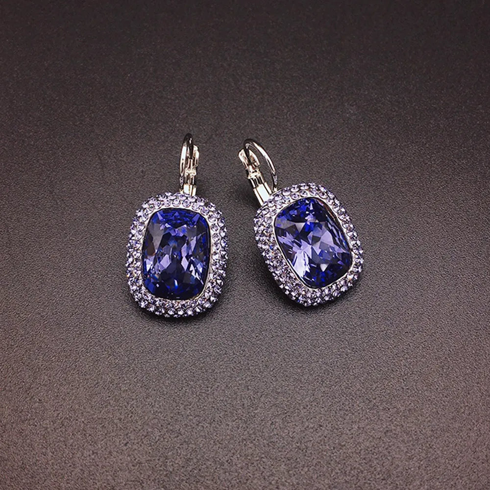 Boucles d'oreilles élégantes en forme de goutte violette avec détails en cristal étincelant