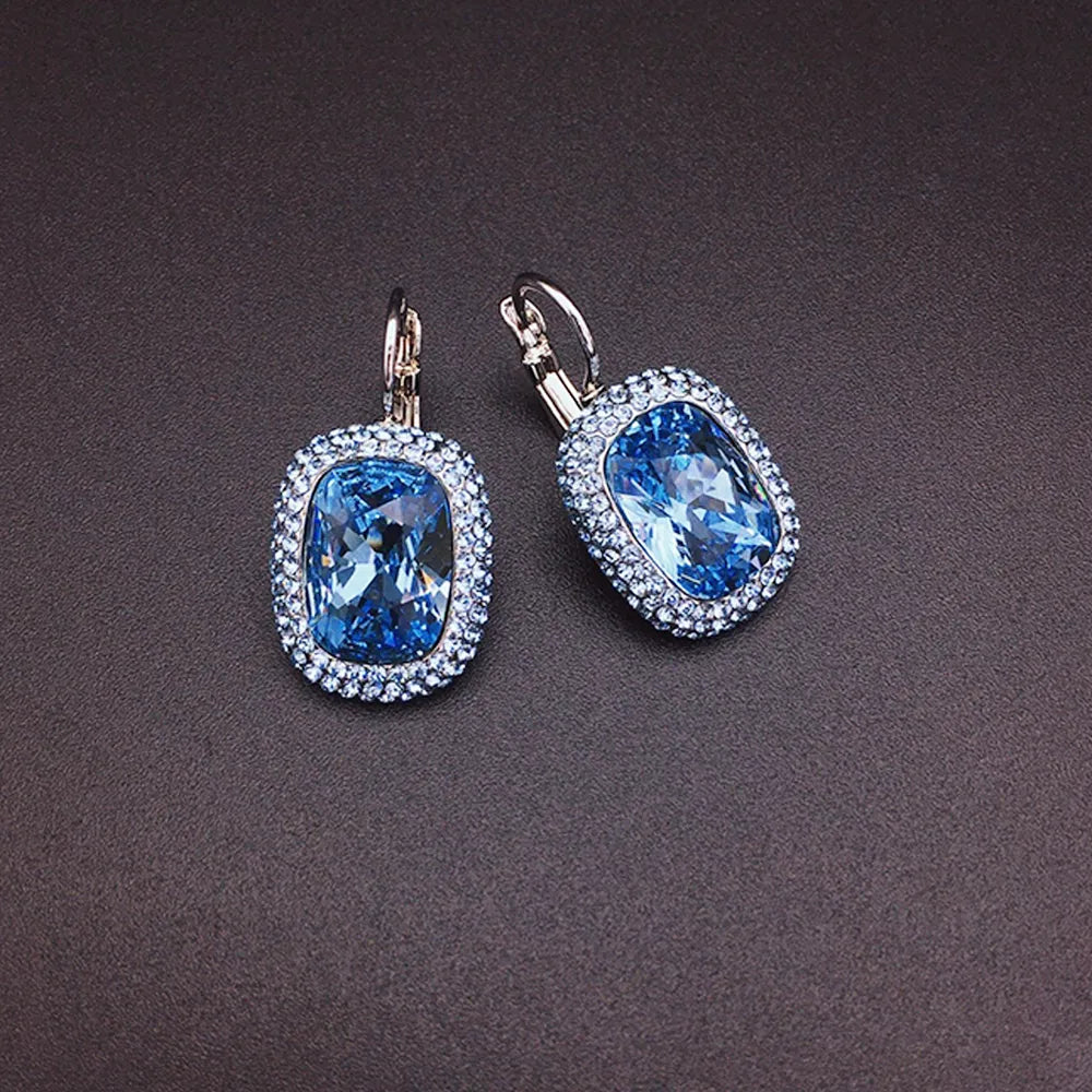 Boucles d'oreilles élégantes en forme de goutte violette avec détails en cristal étincelant