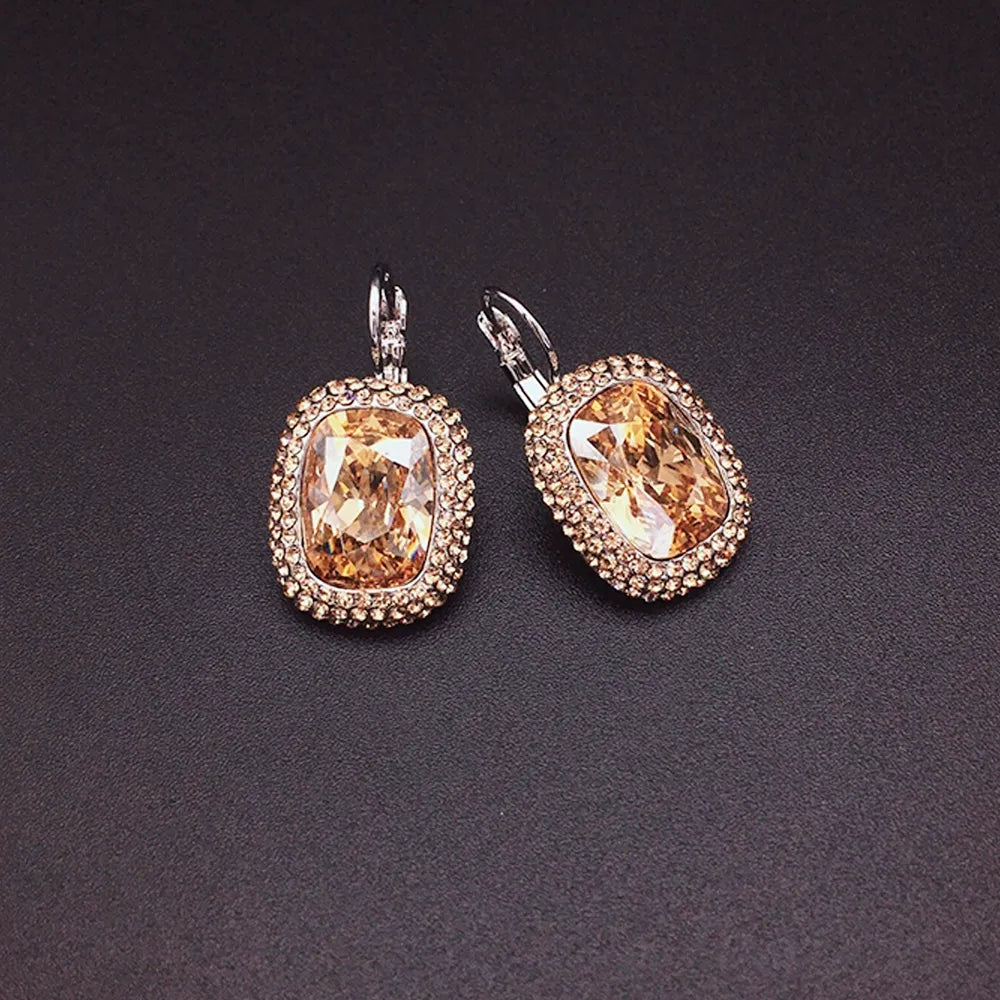 Boucles d'oreilles élégantes en forme de goutte violette avec détails en cristal étincelant