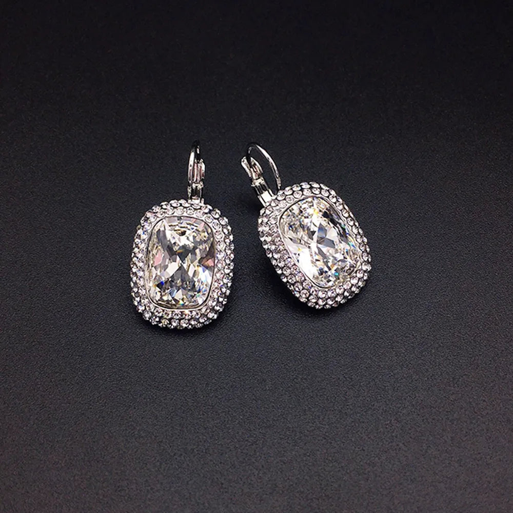Boucles d'oreilles élégantes en forme de goutte violette avec détails en cristal étincelant