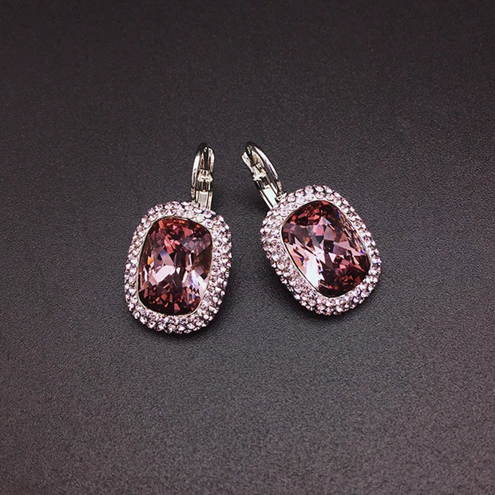 Boucles d'oreilles élégantes en forme de goutte violette avec détails en cristal étincelant