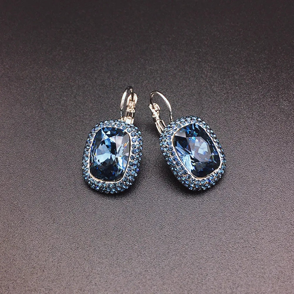 Boucles d'oreilles élégantes en forme de goutte violette avec détails en cristal étincelant