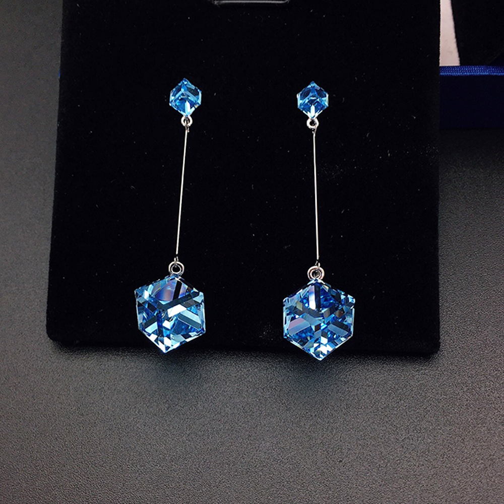 Boucles d'oreilles pendantes linéaires élégantes en cristal hexagonal bleu pour femmes