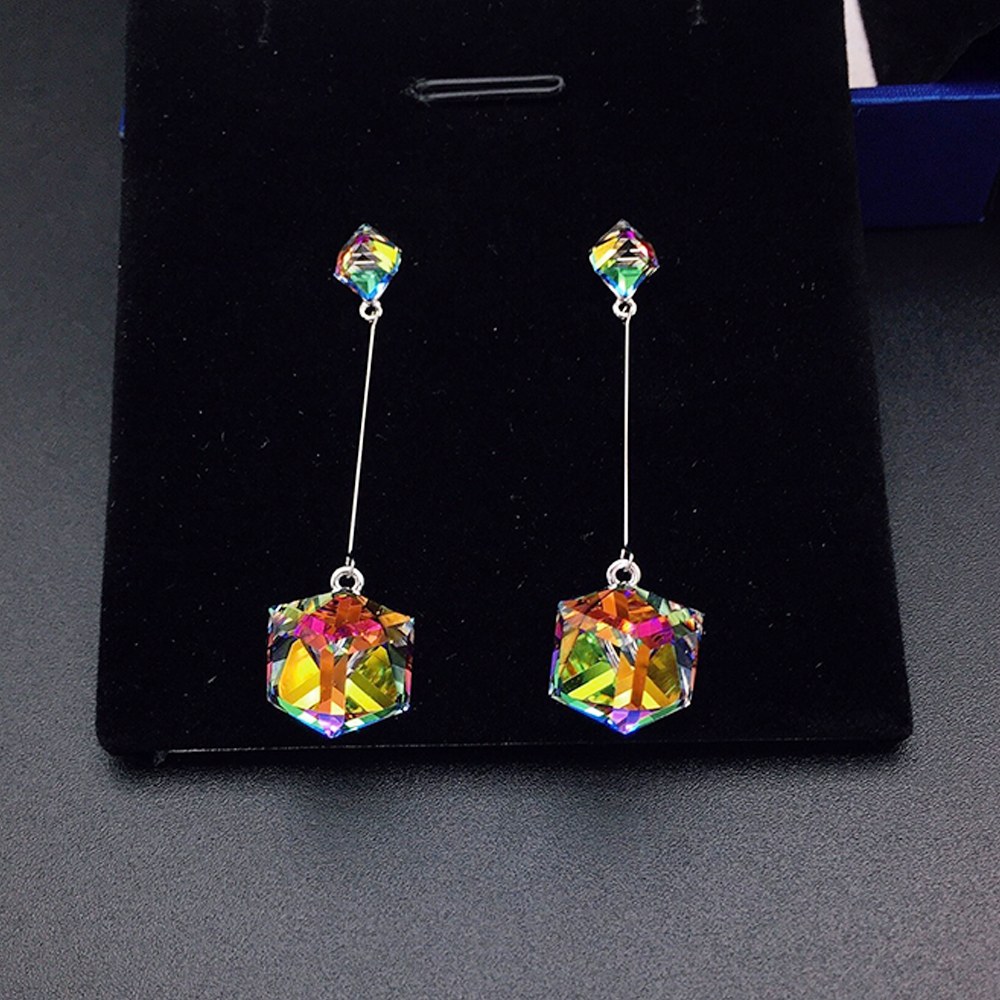 Boucles d'oreilles pendantes linéaires élégantes en cristal hexagonal bleu pour femmes
