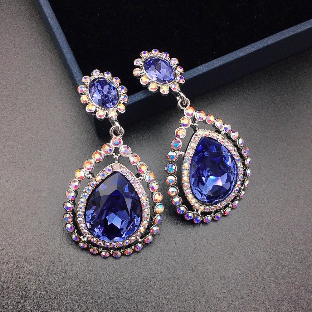 Boucles d'oreilles pendantes de luxe en cristal bleu roi avec halo multicolore