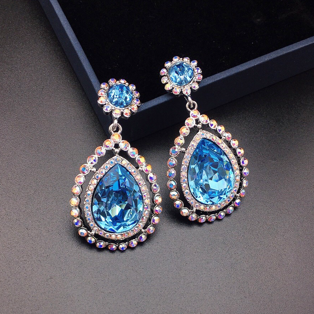 Boucles d'oreilles pendantes de luxe en cristal bleu roi avec halo multicolore