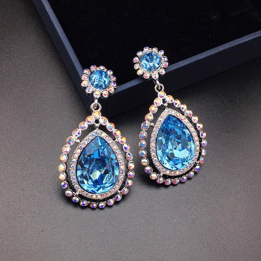 Boucles d'oreilles pendantes de luxe en cristal bleu roi avec halo multicolore