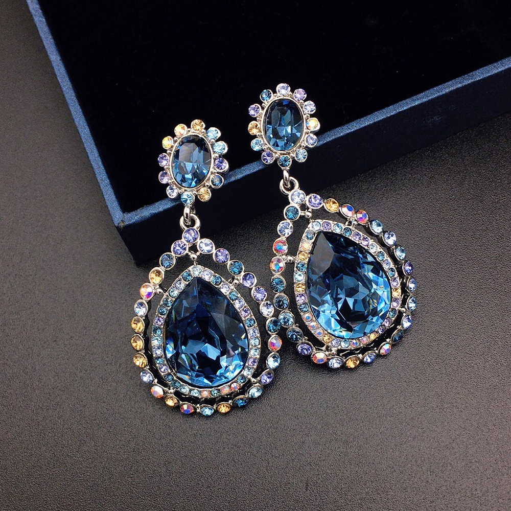 Boucles d'oreilles pendantes de luxe en cristal bleu roi avec halo multicolore