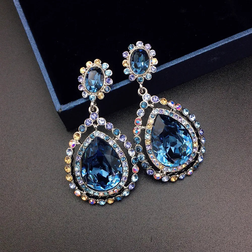 Boucles d'oreilles pendantes de luxe en cristal bleu roi avec halo multicolore