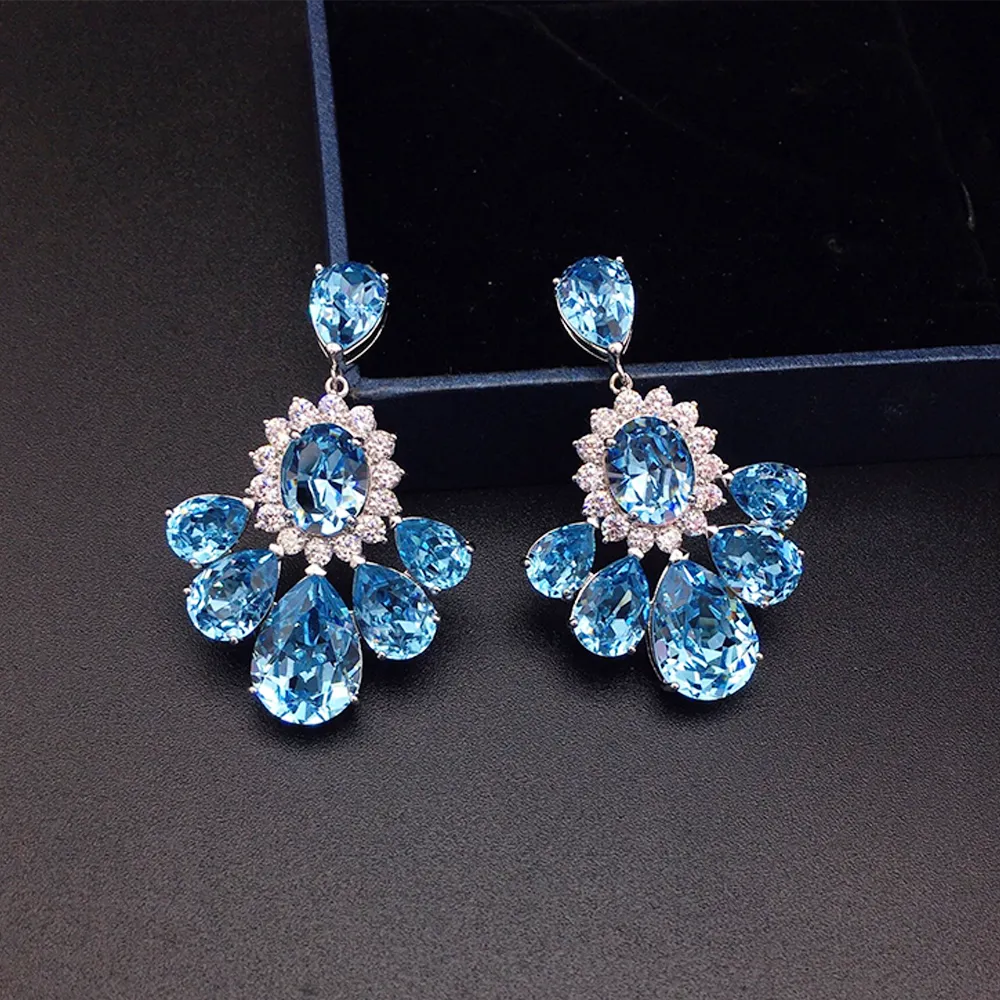Boucles d'oreilles pendantes de luxe en cristal bleu aqua avec grappe florale pour femme