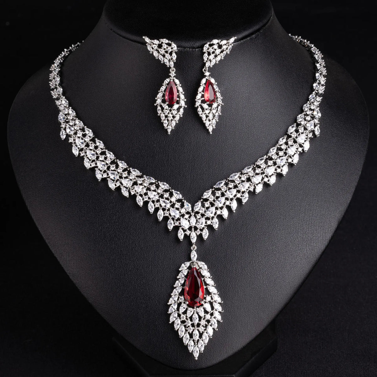 Parure boucles d'oreilles et collier ailes en zircon de luxe