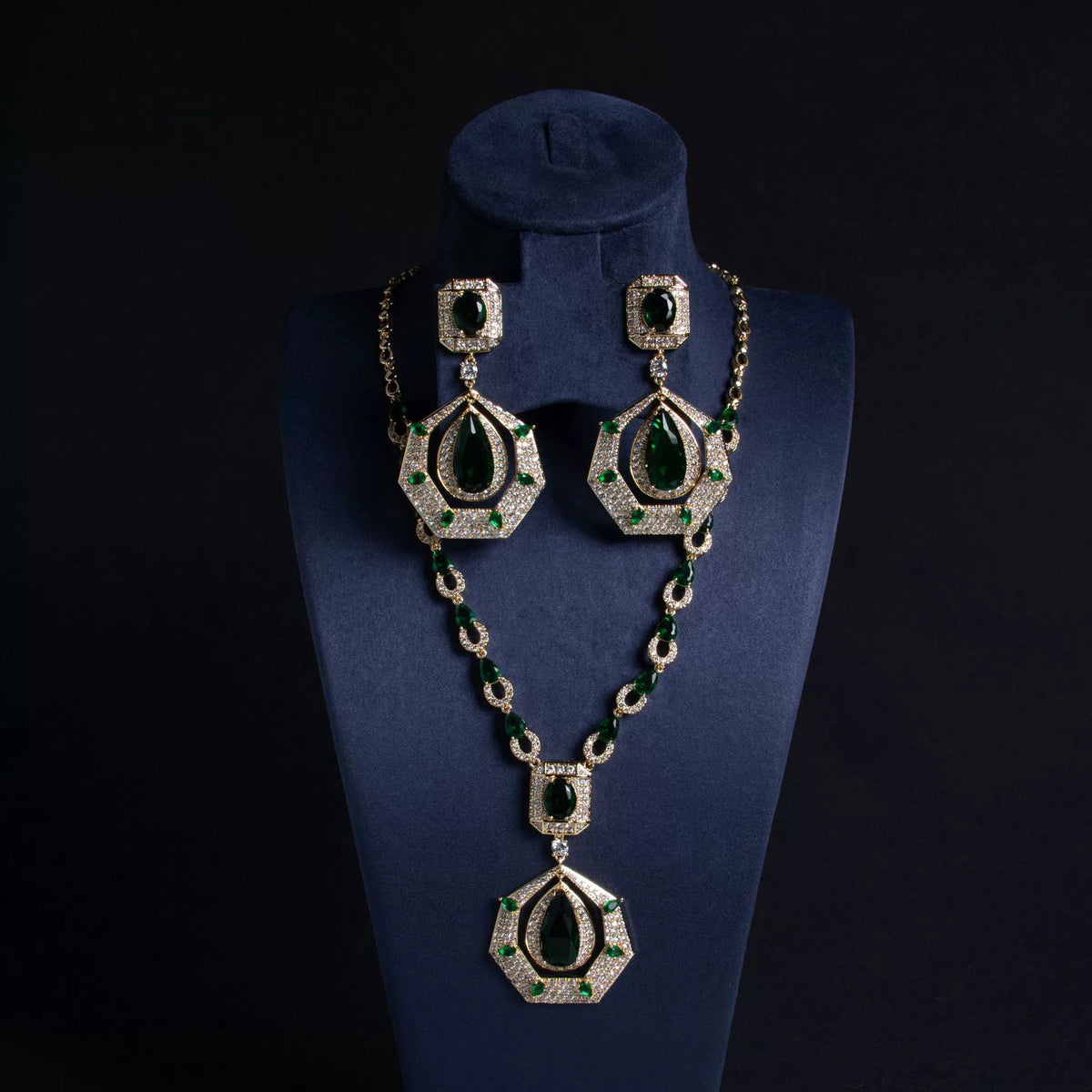 Parure de bijoux collier et boucles d'oreilles géométriques en cristal blanc de luxe