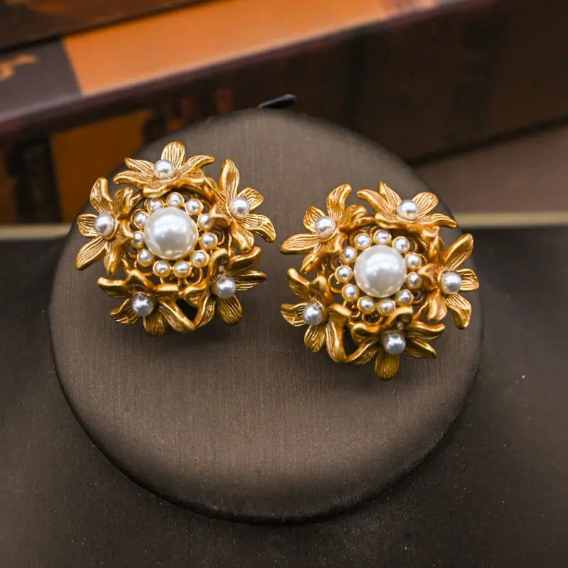 Boucles d'oreilles clous perlées, creuses et tridimensionnelles, avec fleurs rétro et finition premium