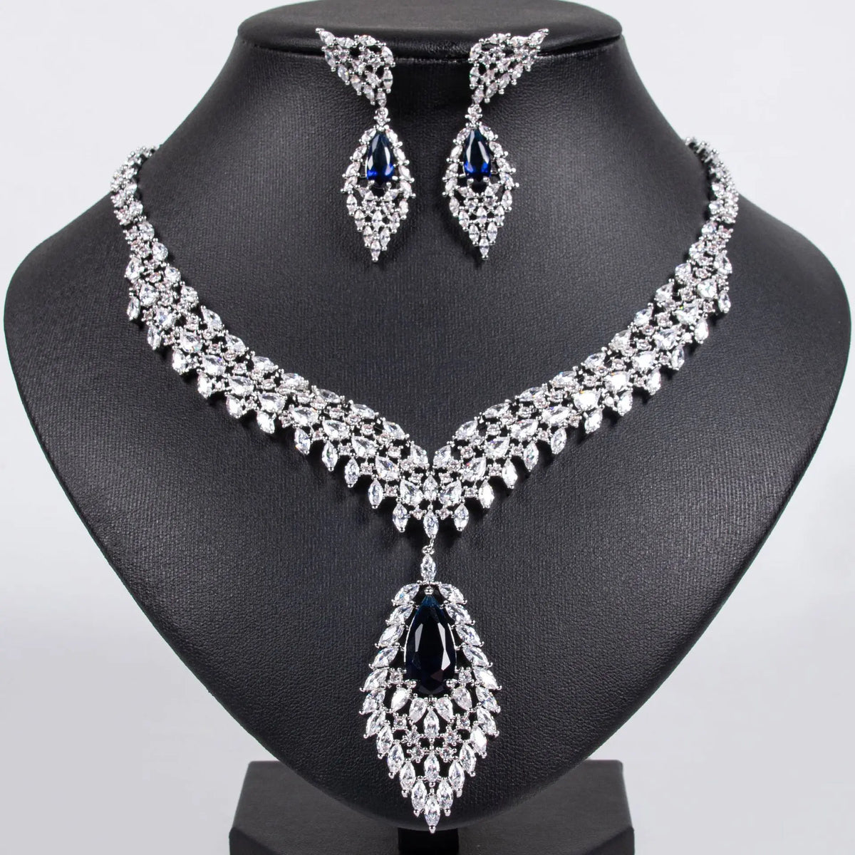 Parure boucles d'oreilles et collier ailes en zircon de luxe