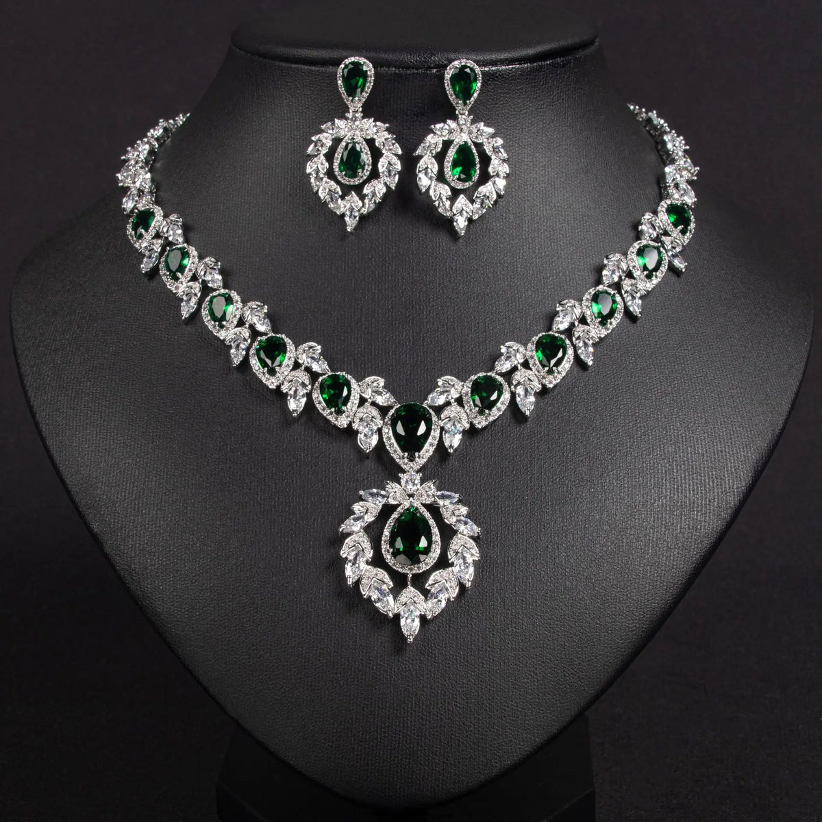 Parure de bijoux de luxe collier et boucles d'oreilles goutte émeraude
