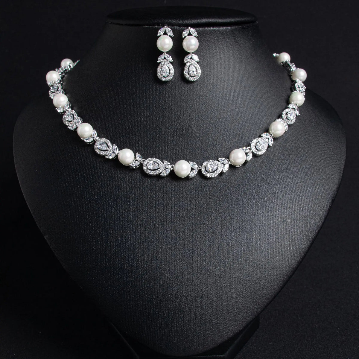 Parure de bijoux de mariée élégante collier et boucles d'oreilles perles et cristaux – Perles de couleur champagne