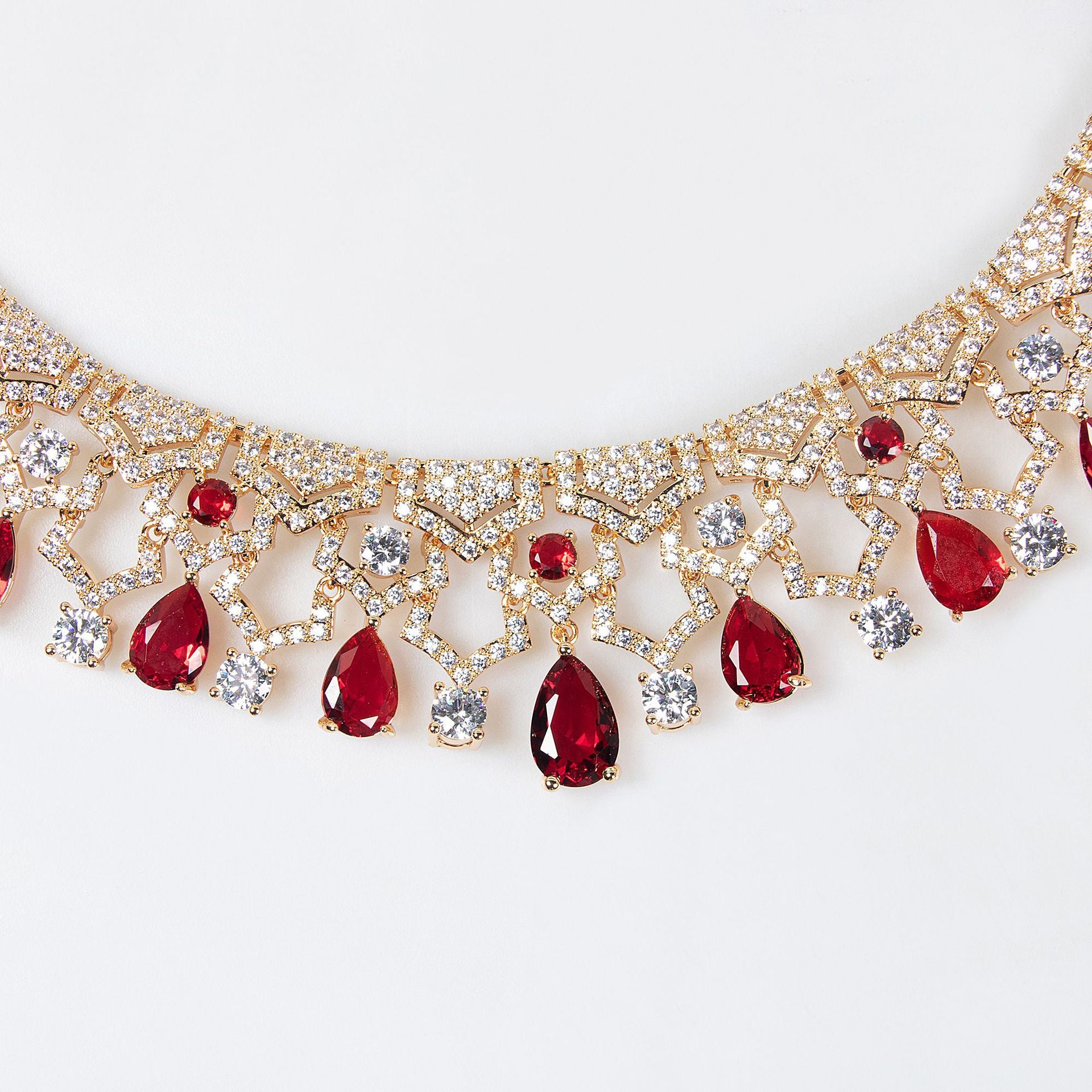 Parure de bijoux collier et boucles d'oreilles pendantes rouge rubis de luxe