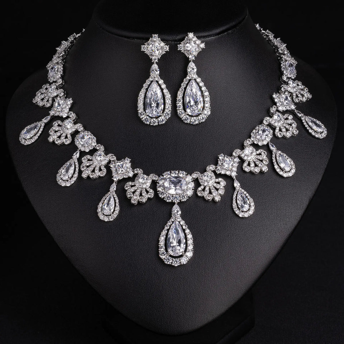 Ensemble collier et boucles d'oreilles goutte d'eau diamant de luxe pour l'industrie lourde