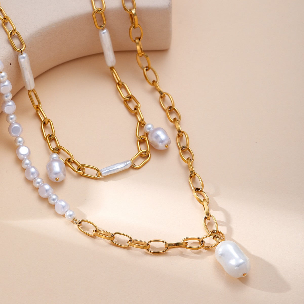 Vintage gold special-shaped pearl necklace