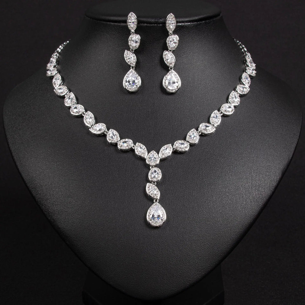 Parure collier et boucles d'oreilles élégante en forme de goutte d'eau avec zircons brillants