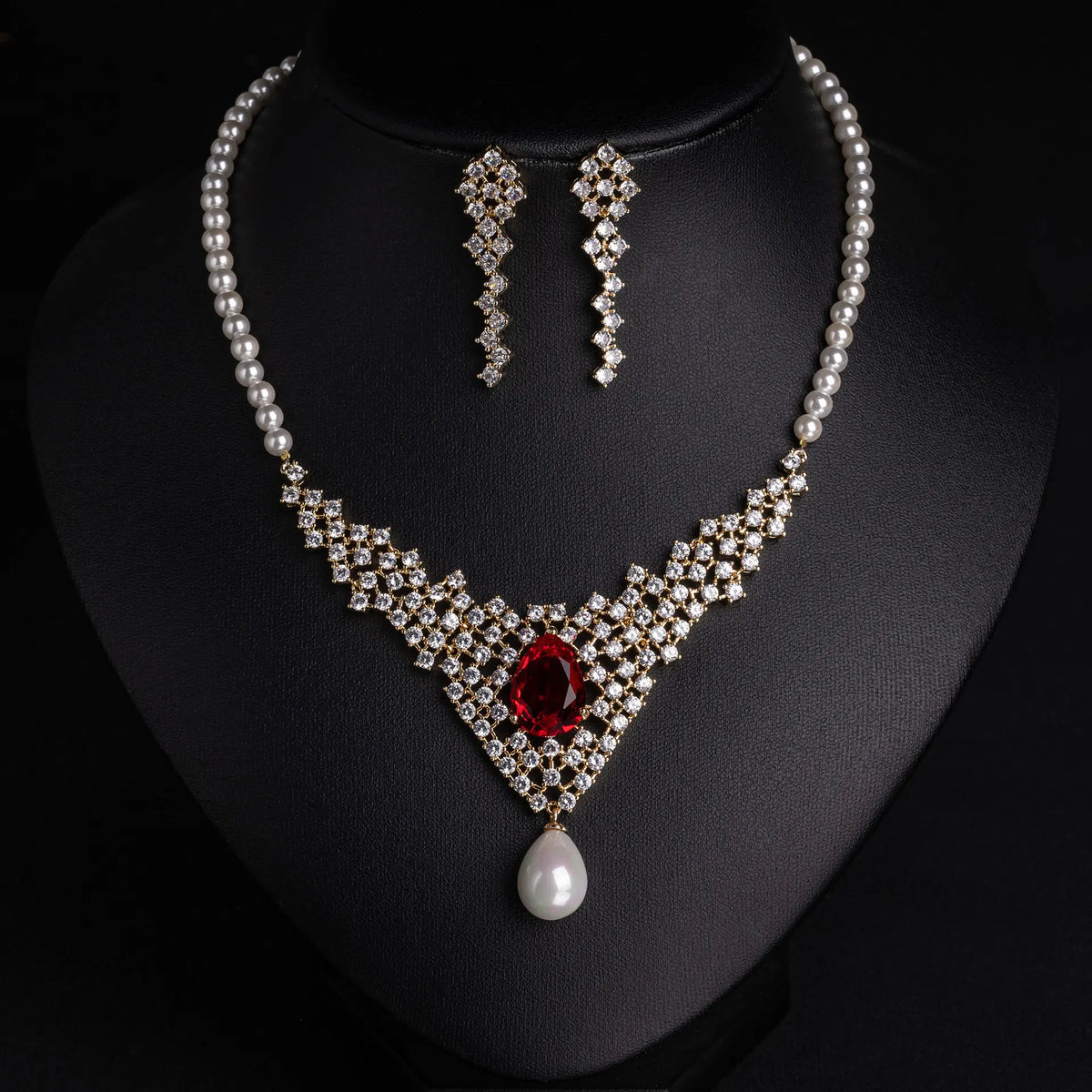 Parure collier et boucles d'oreilles de luxe perle et cristal rouge rubis
