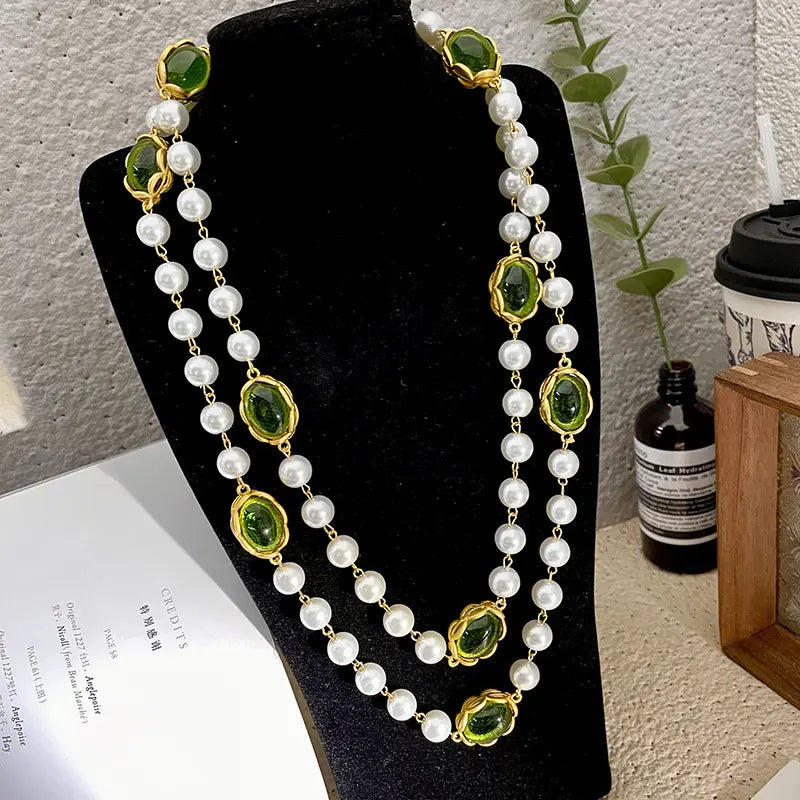 Collier de perles émaillées vert vintage