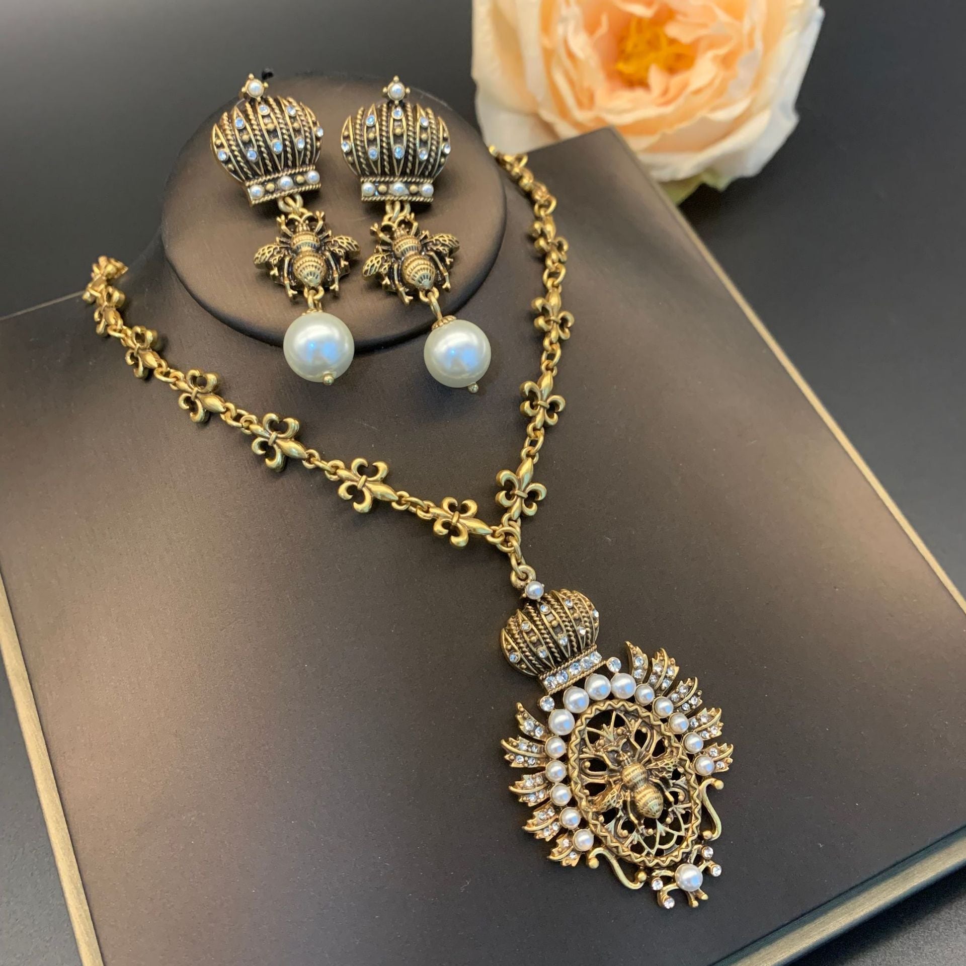 New Crown Bee Pearl Gem Necklace